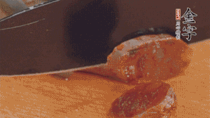 麻辣香腸蒸熟后，切片待用。