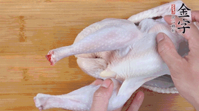 菌菇分別冷水泡發(fā)。雞處理干凈后剁成小塊，放水中浸泡半小時(shí)去血水。