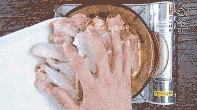 加料酒、蔥姜焯水2分鐘，清洗備用。