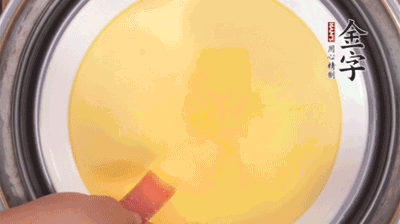 將火腿片均勻鋪上，繼續(xù)蒸6分鐘。