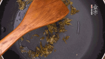 鍋中3成油溫時(shí)，下雪菜、辣椒圈翻炒40秒。