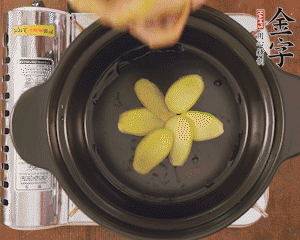 準(zhǔn)備土砂鍋，放姜片、鴿子、火腿片、蔥結(jié)、料酒，加沒過食材多些的清水，中小火燉煮。