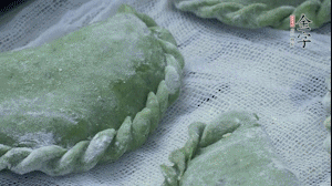 【制作】2.蒸架上墊浸濕的屜布，再放上清明果，大火蒸10~15分鐘，完成，出鍋啦！