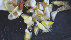 將淡咸肉、春筍、五花肉一起放入鍋中。