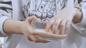 大米提前放浸泡1小時(shí)。