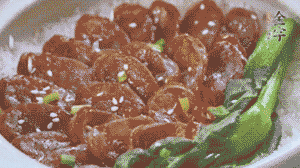 燜好后放入小青菜，均勻淋上醬汁，撒上蔥花或芝麻即可。