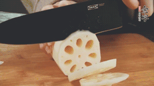 蔬菜清洗干凈切片。