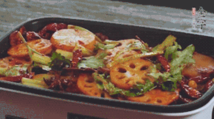 加入金字麻辣香腸，翻炒5分鐘左右。再加入之前準(zhǔn)備好的蔬菜，翻炒均勻，最后放入蝦。