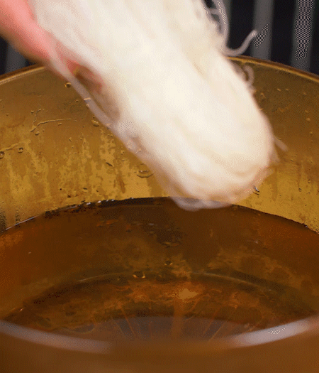 咸肉剁成咸肉糜，加入蔥姜末、香油攪拌均勻。