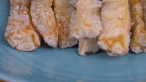 炸制油溫在7成左右，茄子炸至金黃色即可撈出。