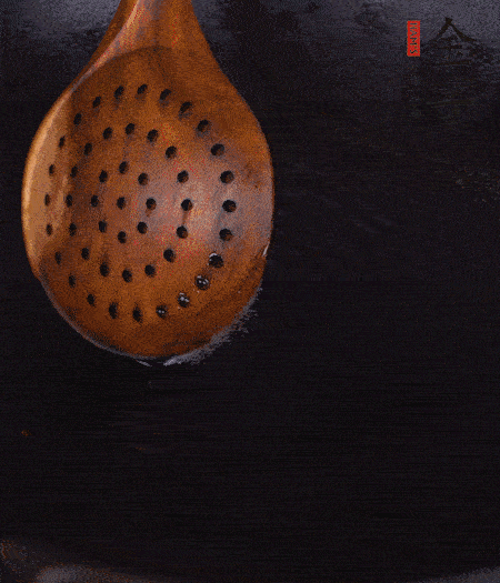 鍋中多倒些花生油，油溫達(dá)80度時，下芋頭丁炸 40 秒，直到表皮金黃，撈出待用。