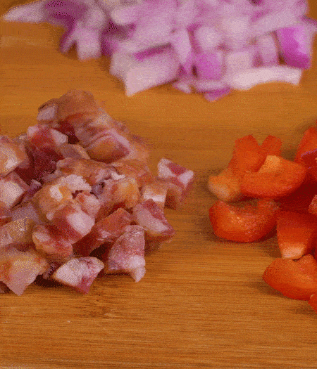 黃椒、紅椒、白洋蔥、土豆、大蔥分別切丁。金字10°鮮低溫香腸切丁。