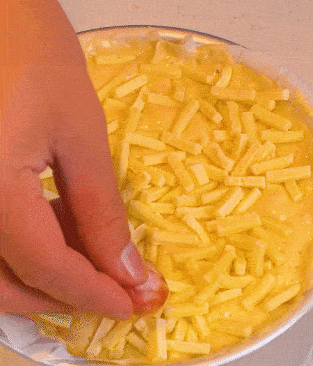 撒上馬蘇里拉芝士，用香腸片裝飾表面，180攝氏度烤箱烤20-25分鐘。