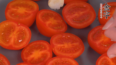 洗凈晾干的小番茄，對(duì)半切開，加切塊的大蒜、迷迭香、黑胡椒、橄欖油190度烤40分鐘、200度烤20分鐘。