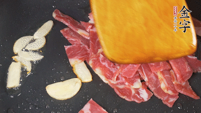 意面按照包裝時(shí)間煮熟過涼水，金字淡火腿切成小片。