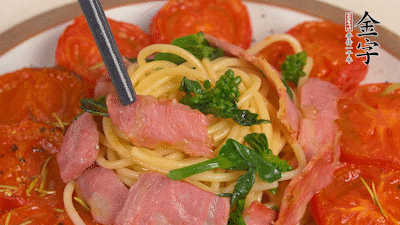 加菜花翻炒1分鐘后加意面，翻炒1分鐘后用少許鹽、黑胡椒調(diào)味即可。