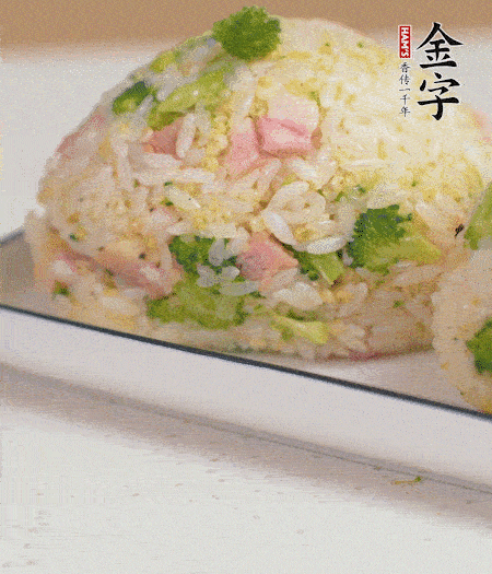 拌好的飯攥成飯團(tuán)。