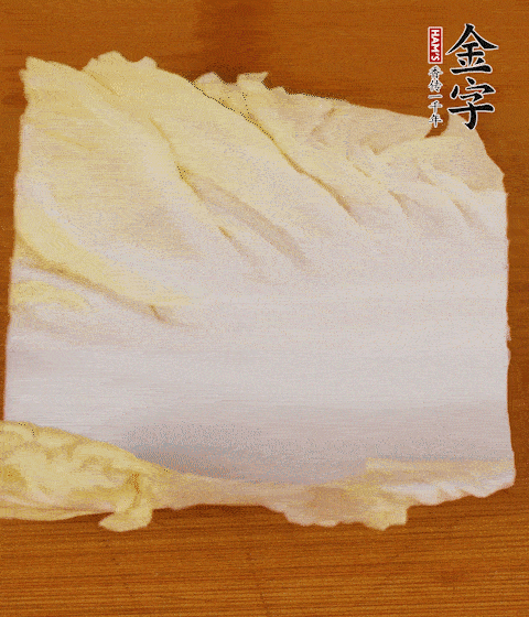 一片白菜一片淡火腿交替疊起，疊個兩三層放進鍋內(nèi)，直到塞滿鍋。