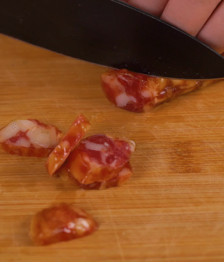 香腸切薄片。