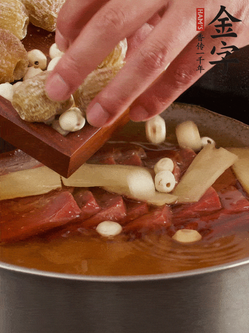 待冰糖融化后，放入蜜棗、蓮子同蒸25分鐘左右。