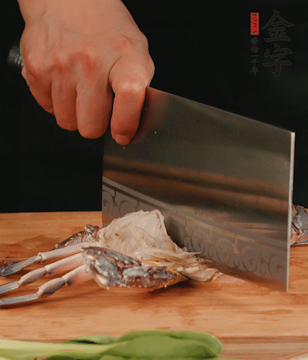 蟹殼拆開，去掉蟹肺、蟹心、蟹腮，切成4小塊。