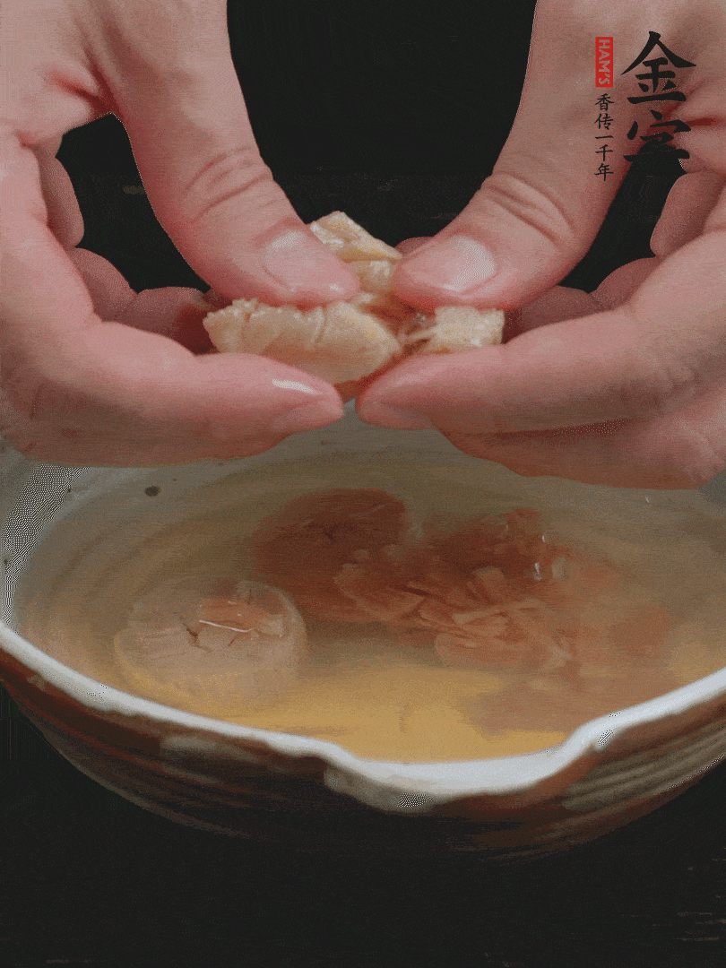 元貝溫水泡發(fā)，拆成細絲。