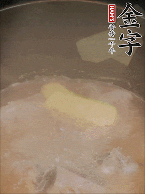 排骨洗凈，加生姜、黃酒焯水，溫水洗凈備用。