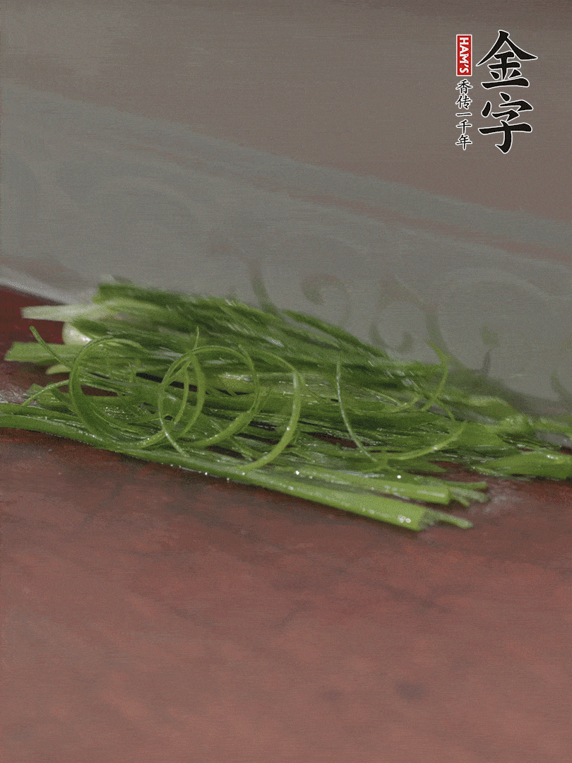 生姜切薄片，紅椒切細絲，小蔥蔥綠切細絲，泡入冰水中保持新鮮。