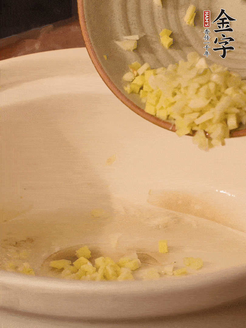 熱油下鍋，姜爆香。下冬瓜略微翻炒。