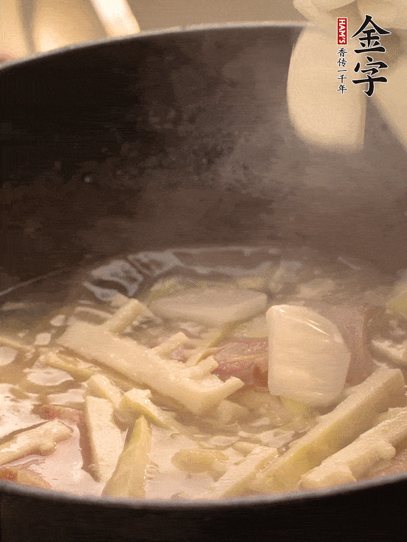 加一點開水后，放年糕燜2分鐘至軟。