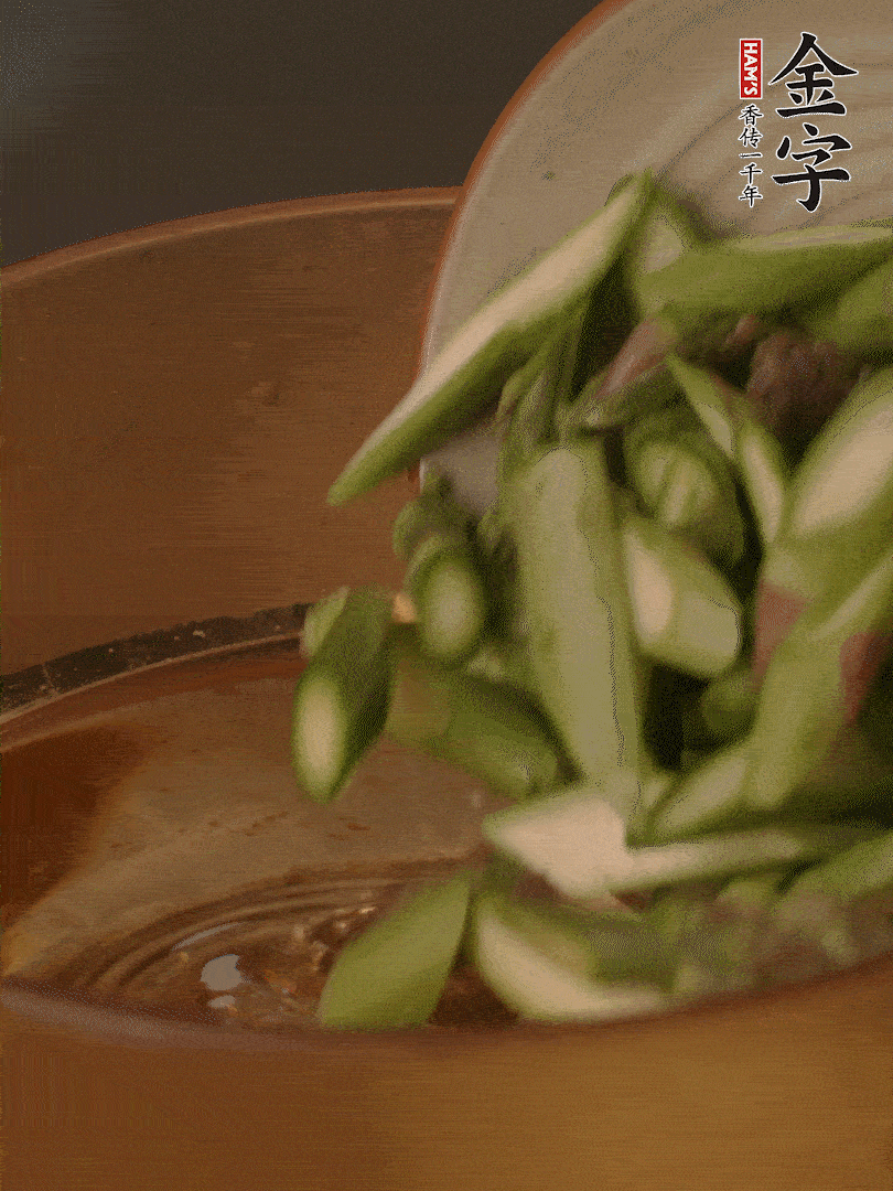 蘆筍、白玉菇焯水30秒備用。