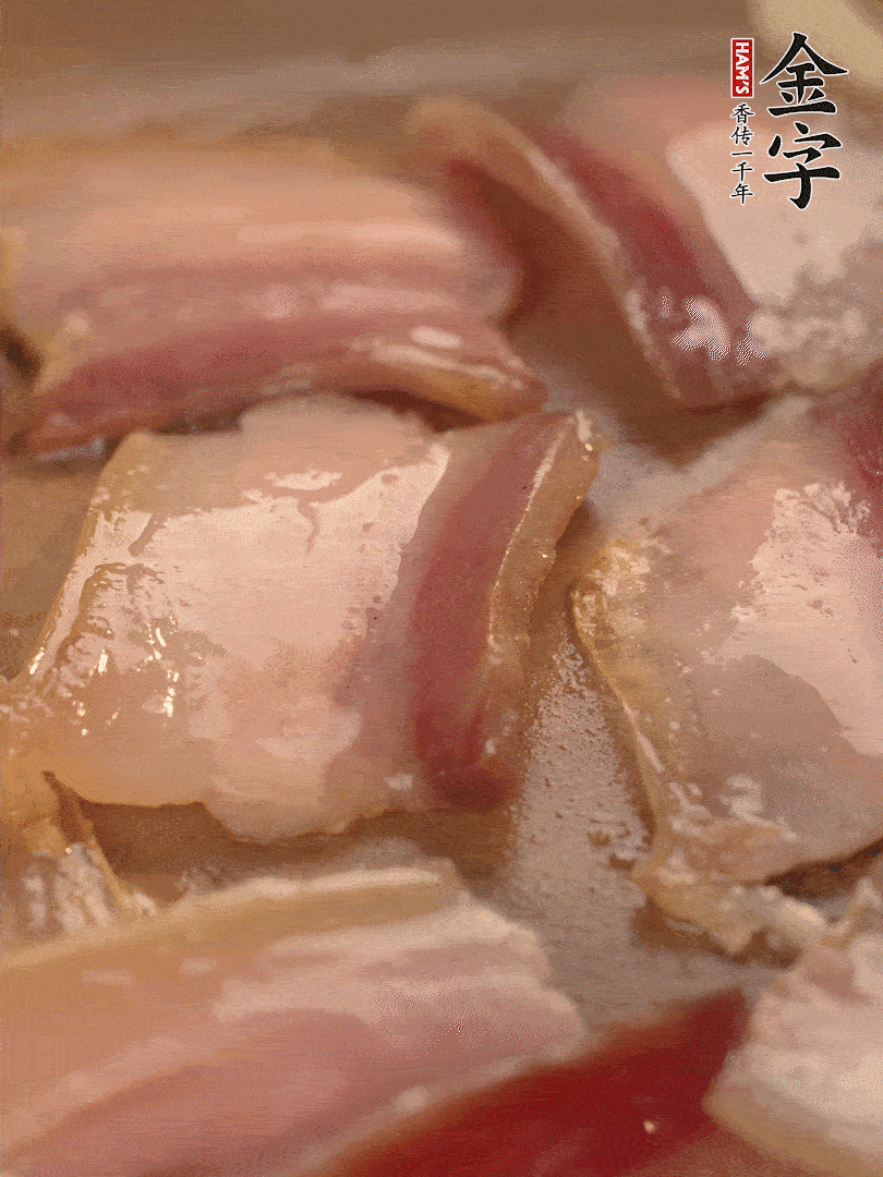 鍋中熱油煸香大蒜、咸肉。