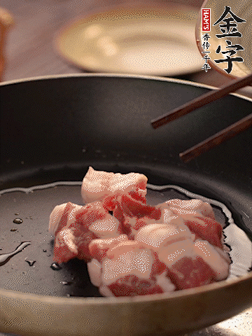 五花肉切條，煎到兩面金黃。