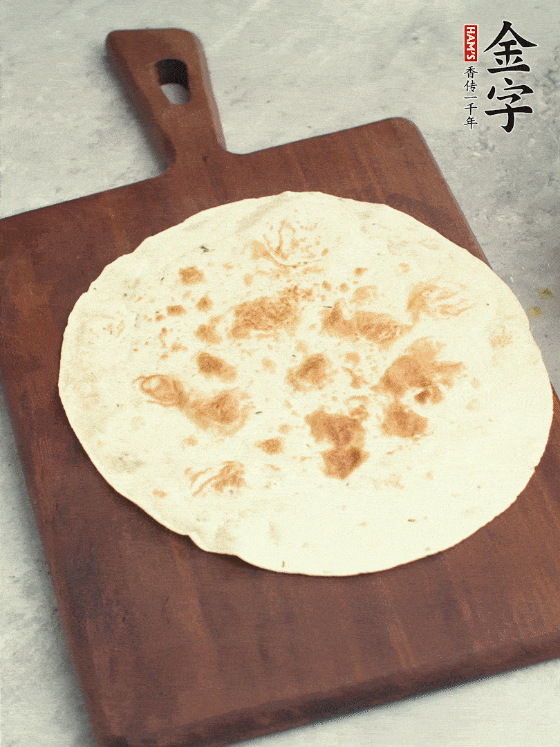 食材依次鋪在卷餅皮上，卷起來。