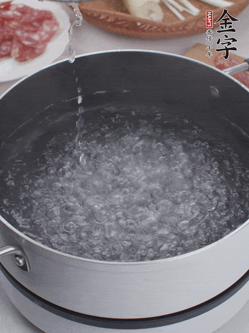 春筍去殼切片，焯水3分鐘。