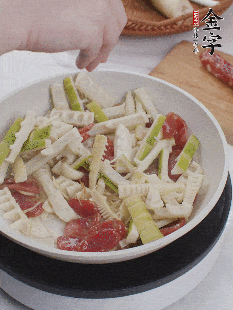 出鍋前撒蔥花。