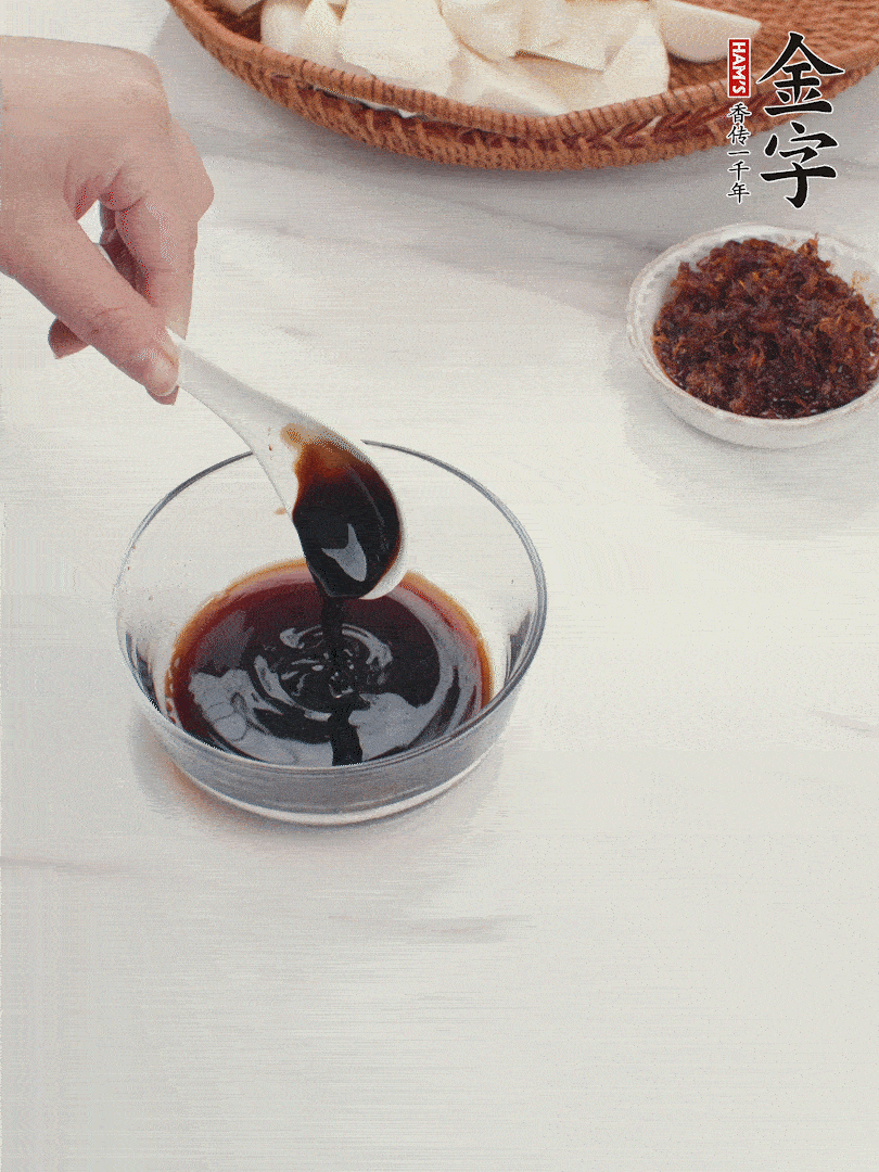 將生抽、老抽、黃酒和白砂糖在小碗里調(diào)成味汁。