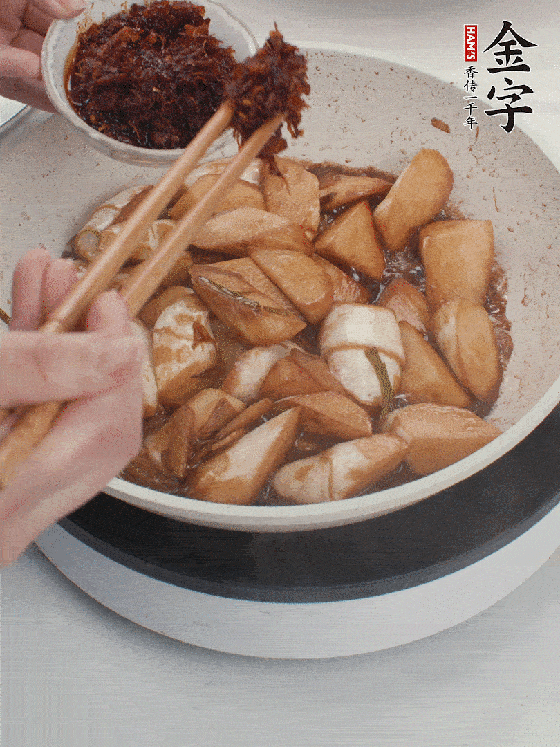 湯汁收濃，加金字火腿XO醬翻炒均勻。