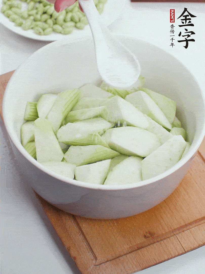 水中加1勺鹽浸泡，防止變黑。