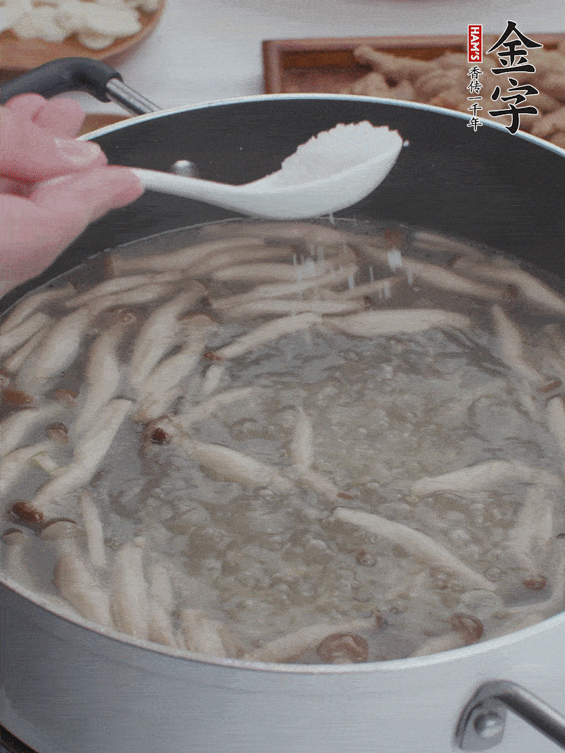 1勺鹽、一點(diǎn)胡椒粉調(diào)味。