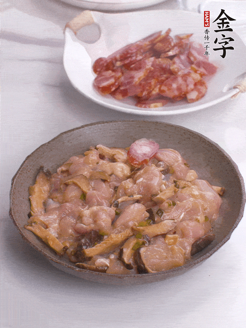 腌制后，雞肉中加淀粉1勺，頂部碼上香腸片。