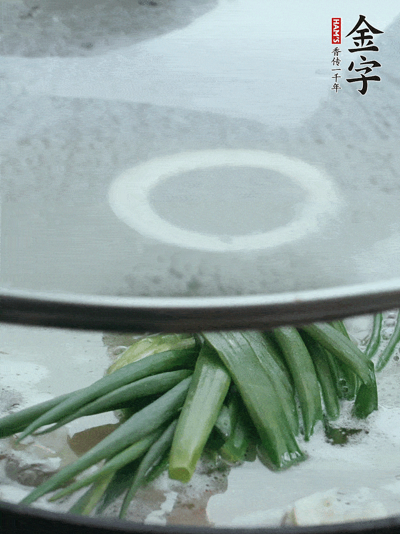 加蔥結(jié)去腥，大火開后中火燒20分鐘。