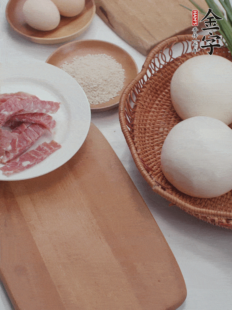 金字培根火腿切小片；饅頭、洋蔥切丁；香蔥切丁。