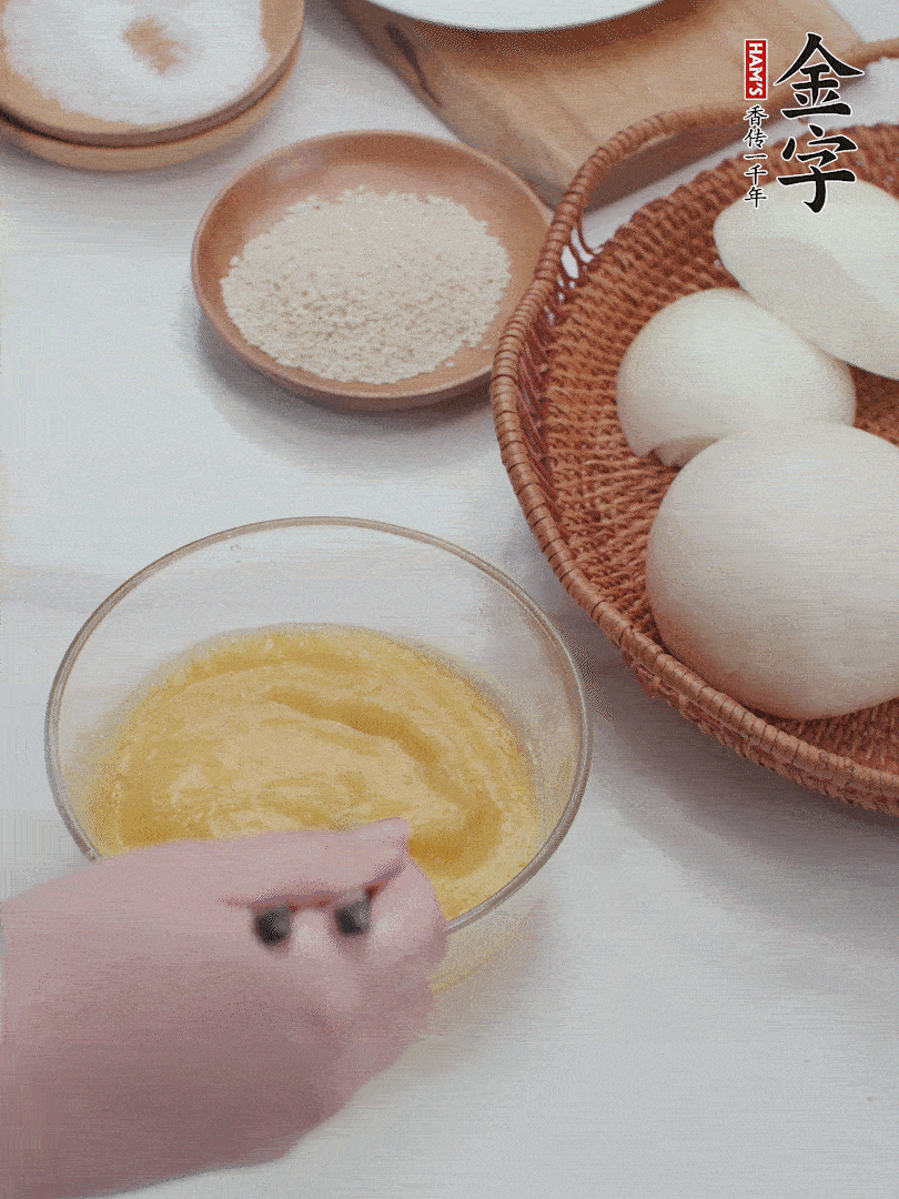 2個雞蛋加入1小勺鹽、1/2小勺胡椒粉打散。