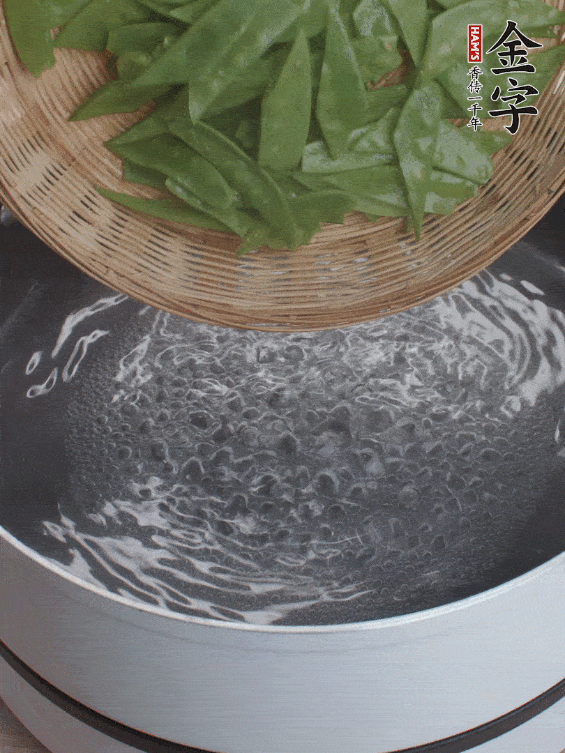 甜豆莢撕掉老筋，斜切兩半，焯水1分鐘。