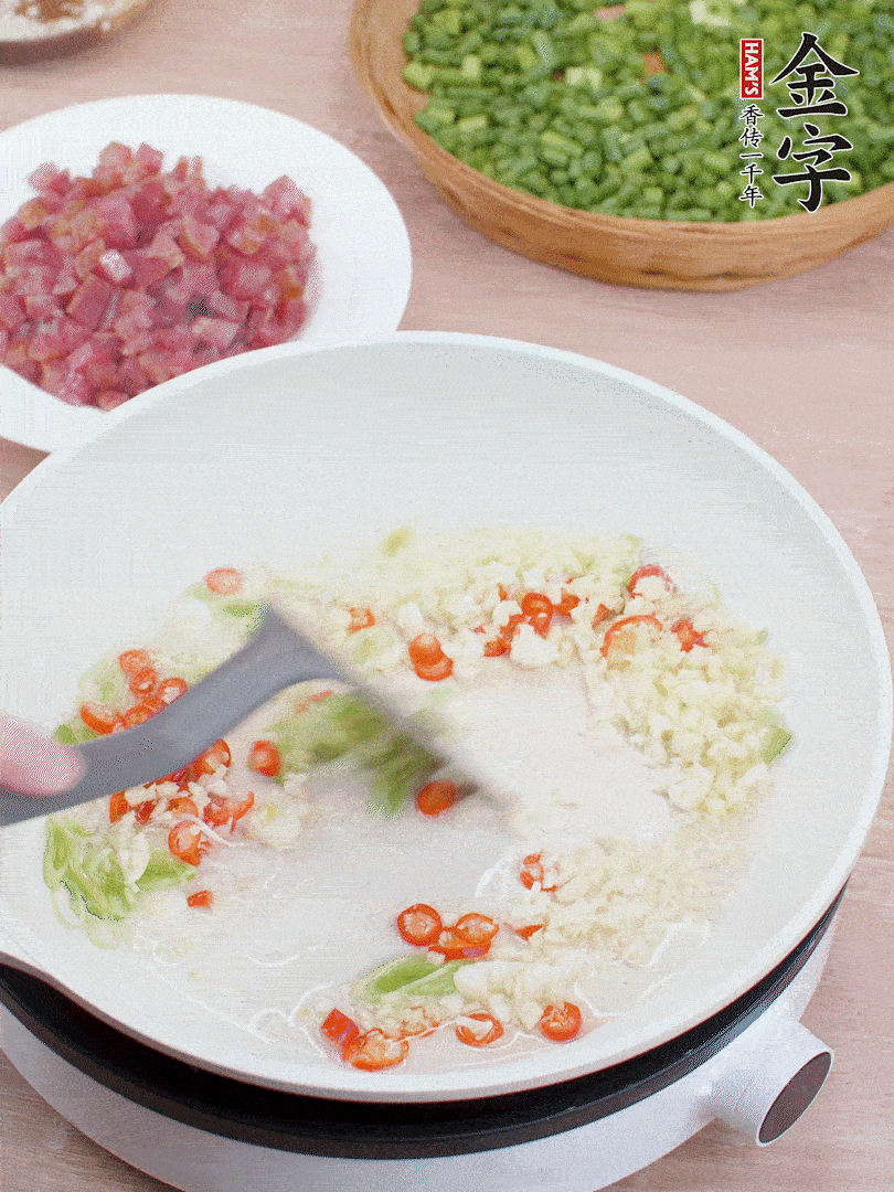 鍋中熱油，蔥姜蒜、小米辣煸香。