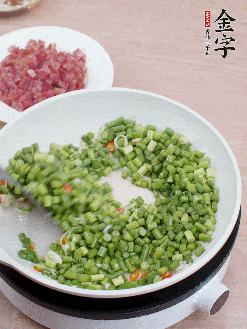 下蒜苔丁、一點鹽翻炒。