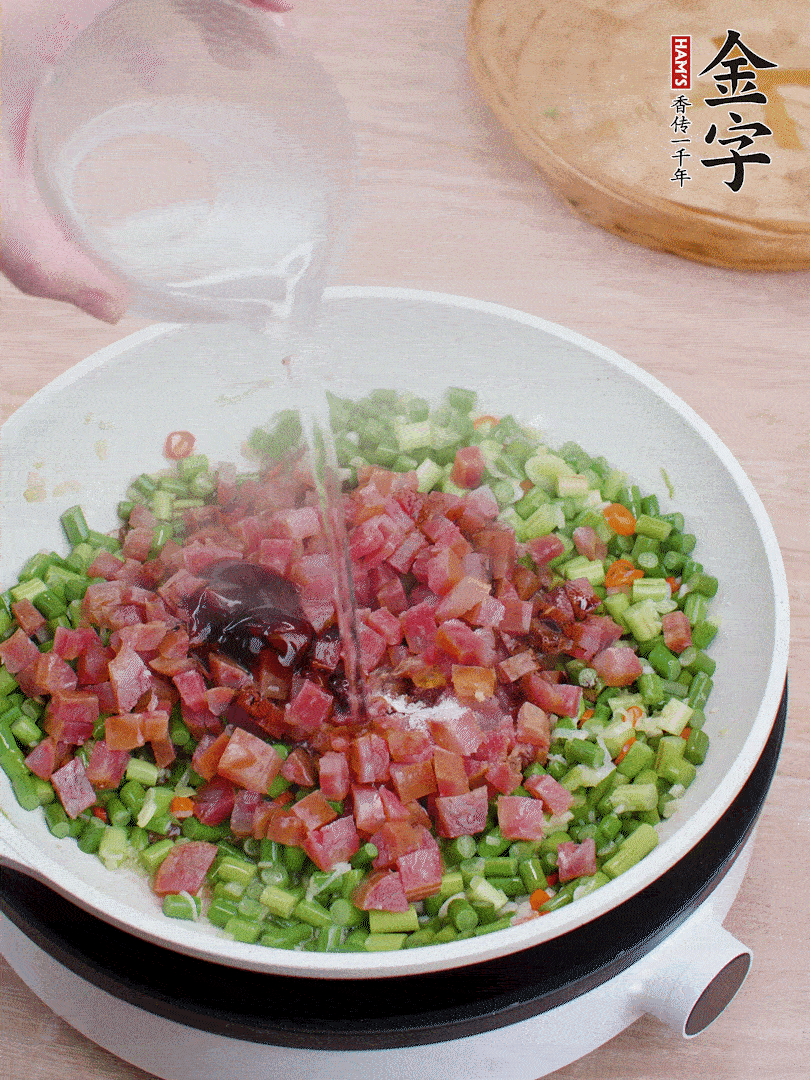 放香腸丁、1勺老抽、1勺蠔油、1/3勺白糖、少許清水炒至斷生。