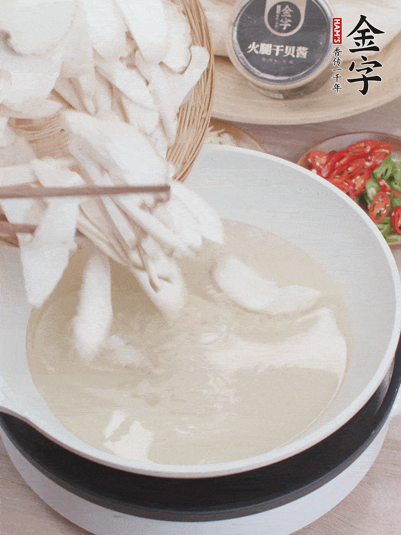 杏鮑菇切成片，油溫7層熱炸2分鐘。