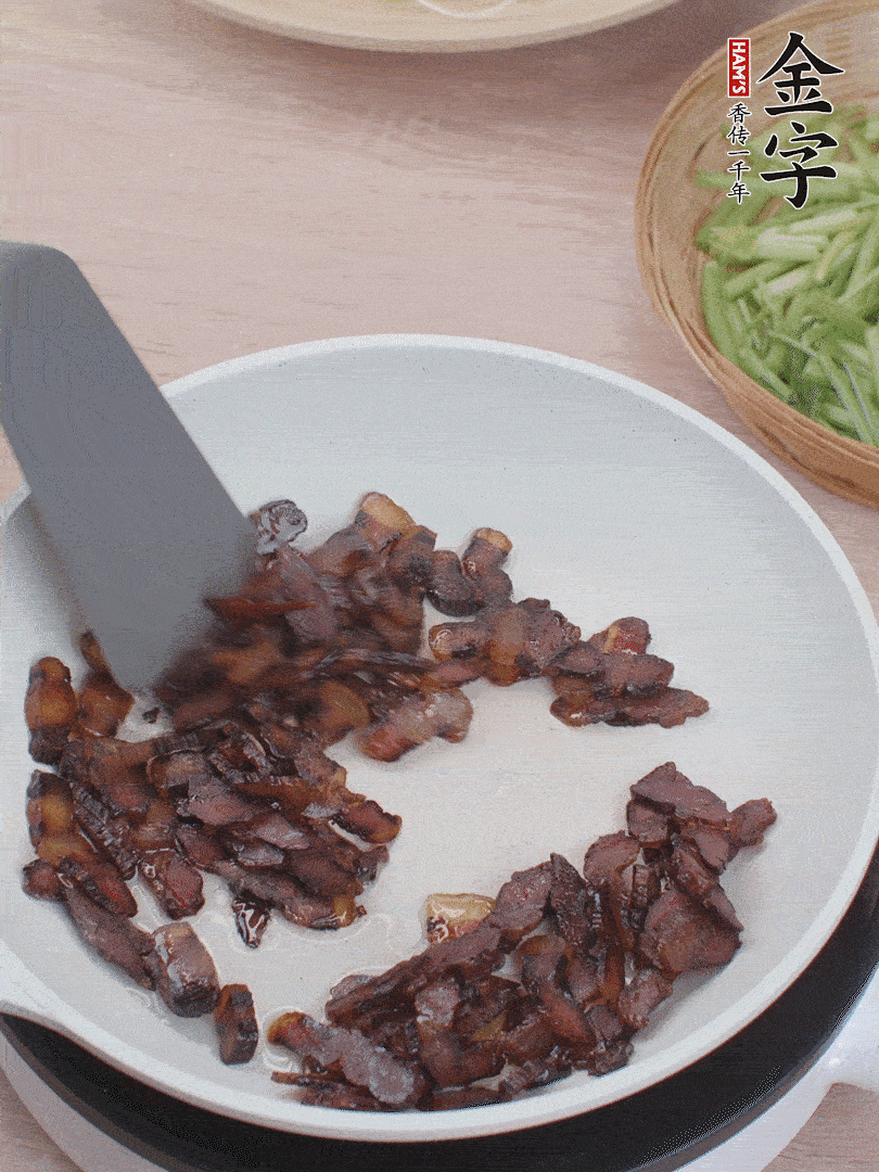 起鍋熱油，煸香醬油肉。